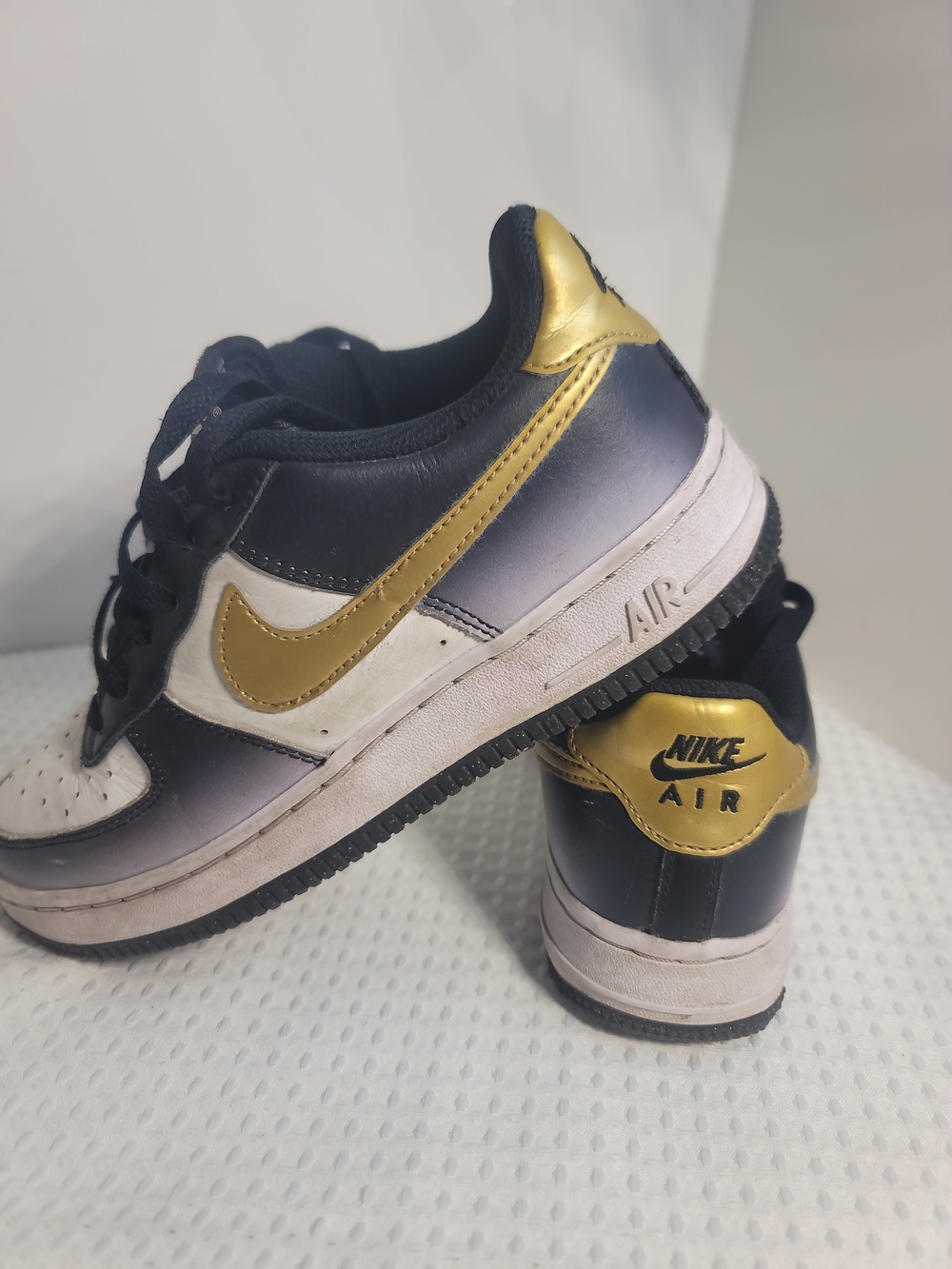 Nike Kids Low-Top Sneakers in Navy, White & Gold